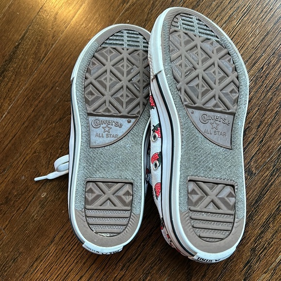 Converse strawberry sneakers - Picture 10 of 12
